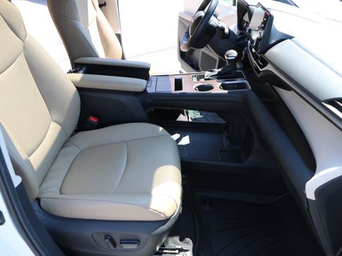 Used 2024 Toyota Sienna XLE w/ XLE Plus Package FWD image 28