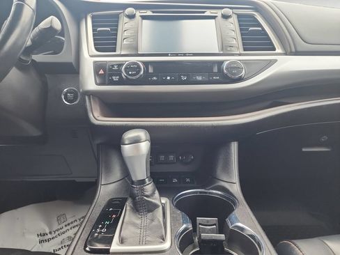 Used 2019 Toyota Highlander XLE AWD/4WD image 12