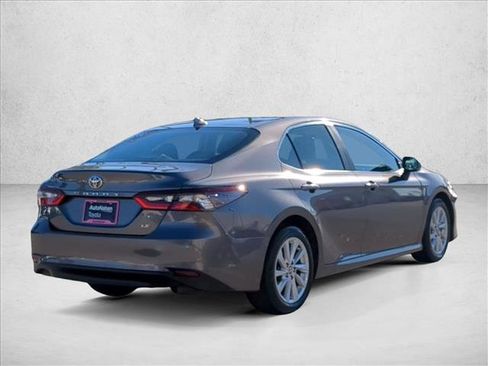 Used 2021 Toyota Camry LE w/ Convenience Package image 5