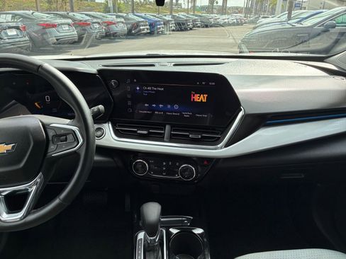 Used 2025 Chevrolet Trax LT w/ LT Convenience Package image 17