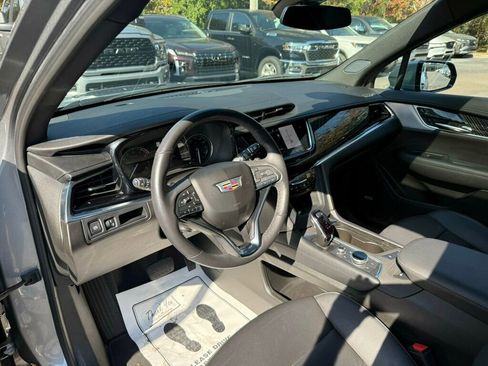 Used 2025 Cadillac XT6 Premium Luxury image 3