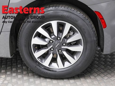 Used 2022 Chrysler Pacifica Touring-L image 8