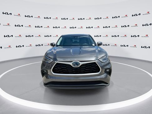 Used 2022 Toyota Highlander LE image 3