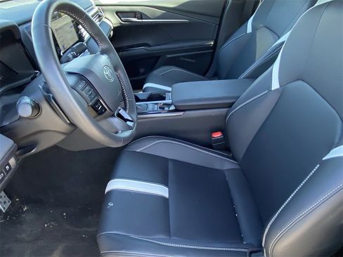 Used 2025 Toyota Camry SE image 6