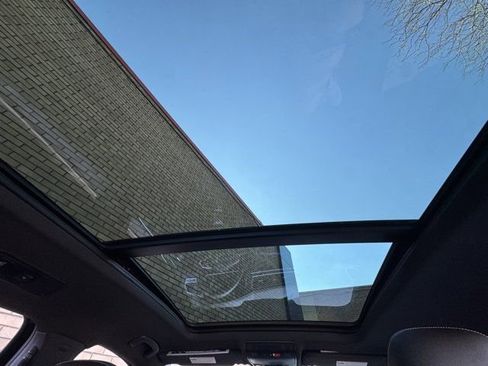 Used 2022 Volkswagen Tiguan SEL R-Line image 23