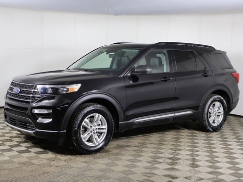 Used 2022 Ford Explorer XLT w/ Equipment Group 202A image 7