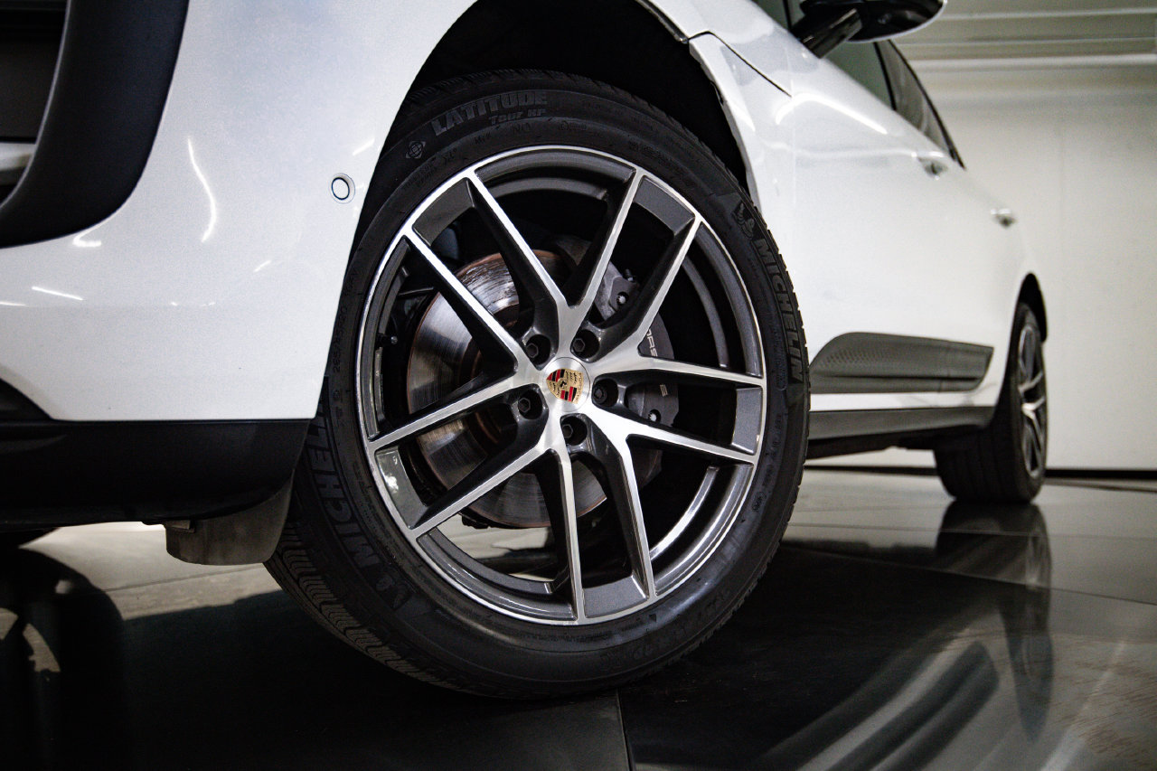 Certified 2023 Porsche Macan AWD/4WD image 12