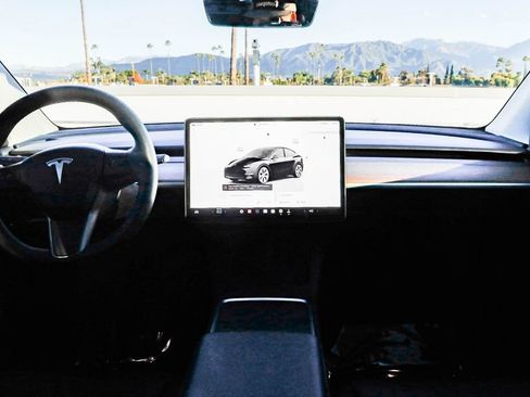 Used 2024 Tesla Model Y 2WD image 12