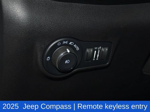 Used 2025 Jeep Compass Trailhawk AWD/4WD image 8