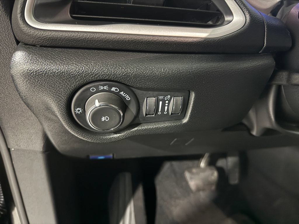 Used 2025 Chrysler Pacifica Select FWD image 34