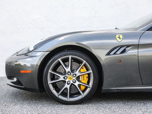 Used 2010 Ferrari California RWD image 16