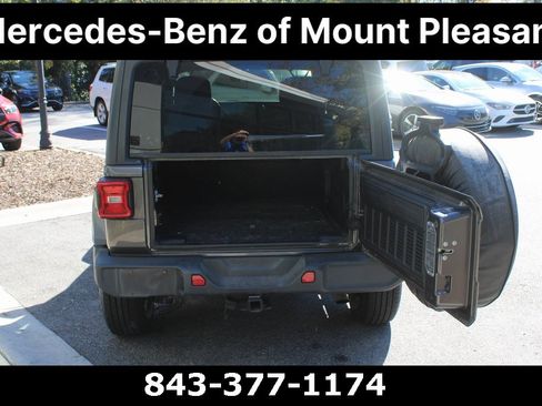 Used 2018 Jeep Wrangler Unlimited Sahara image 9