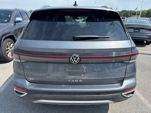 Used 2025 Volkswagen Taos SE w/ Panoramic Sunroof Package FWD image 4