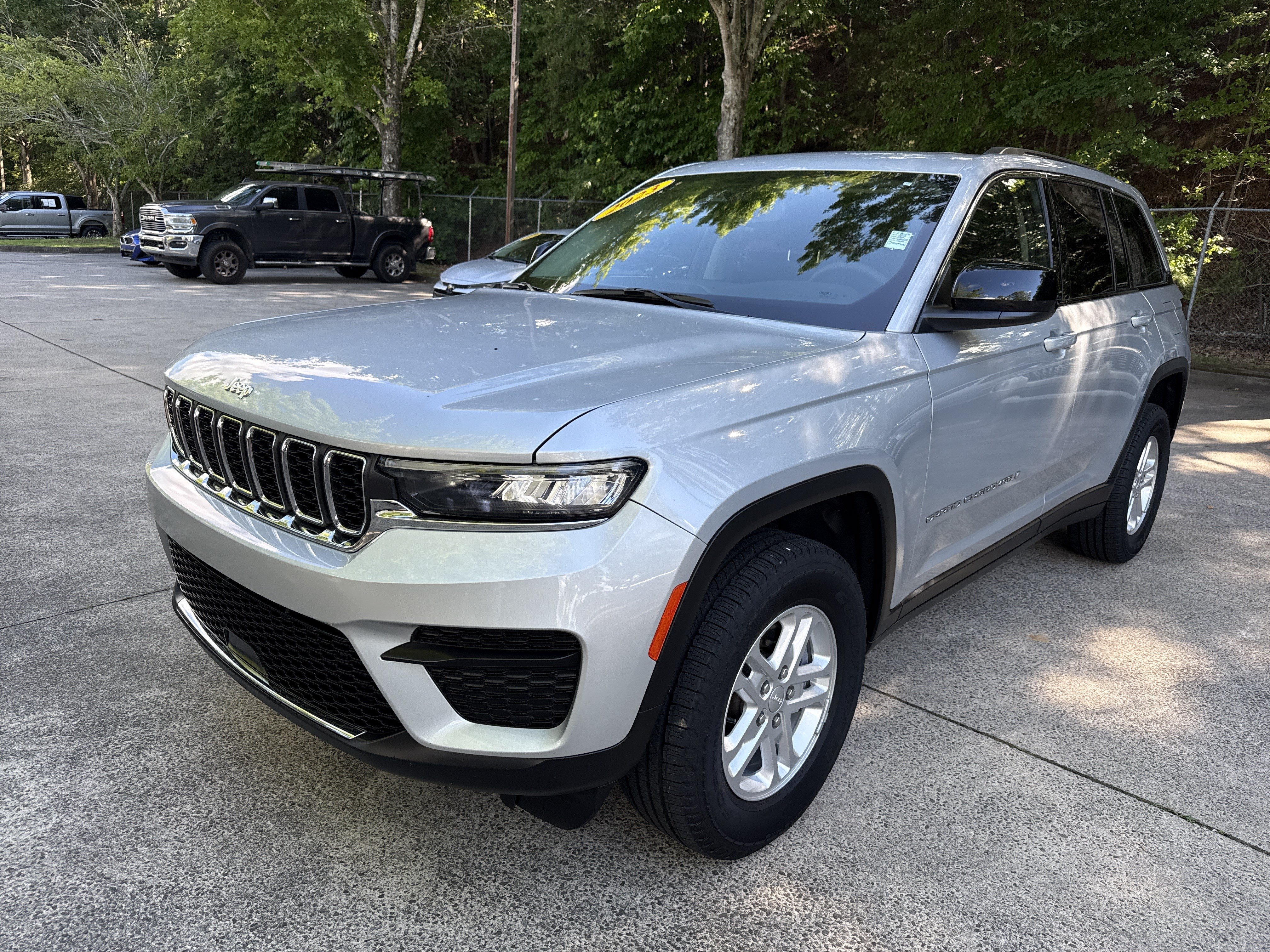 Used 2023 Jeep Grand Cherokee Laredo AWD/4WD image 3