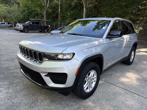 Used 2023 Jeep Grand Cherokee Laredo AWD/4WD image 3