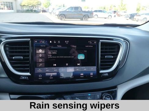 Used 2024 Chrysler Pacifica Touring-L FWD image 16
