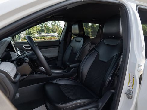 Used 2024 Jeep Compass Latitude AWD/4WD image 19