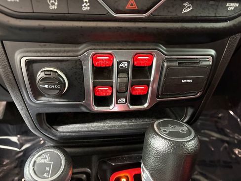Used 2019 Jeep Wrangler Unlimited Sahara AWD/4WD image 19