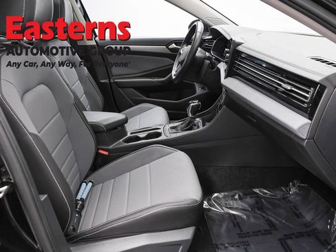 Used 2025 Volkswagen Jetta SE FWD image 23