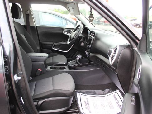 Used 2025 Kia Soul LX w/ LX Technology Package FWD image 9
