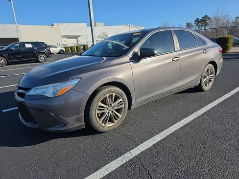 Used 2017 Toyota Camry SE image 2