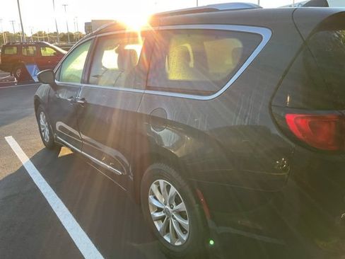 Used 2018 Chrysler Pacifica Touring-L Plus FWD image 8