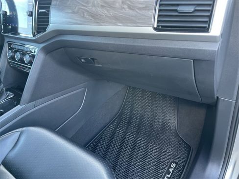 Used 2022 Volkswagen Atlas Cross Sport SE image 34