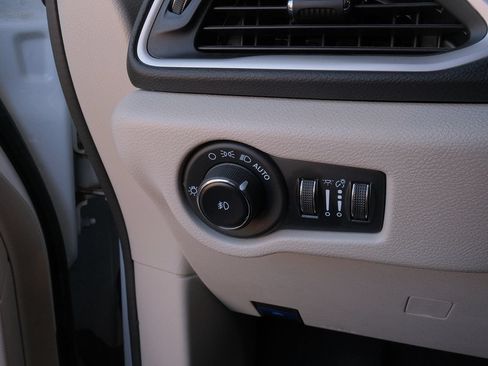 Used 2023 Chrysler Pacifica Touring-L FWD image 13