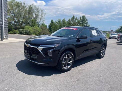 Used 2025 Chevrolet Trax LT FWD image 3