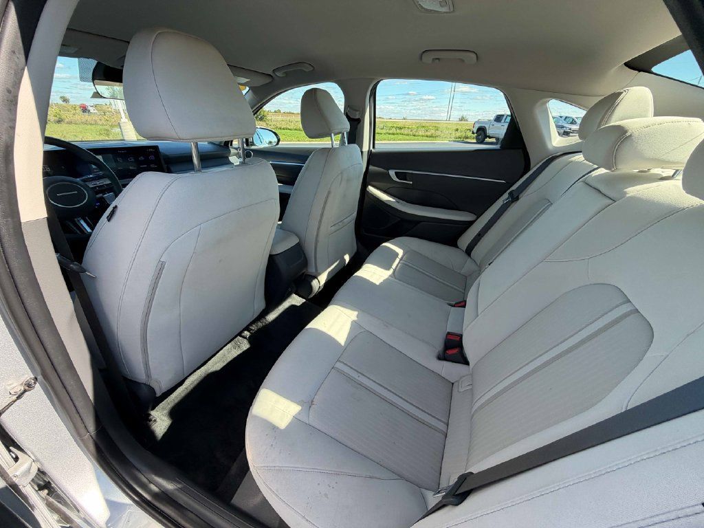 Used 2024 Nissan Altima 2.5 SV FWD image 18