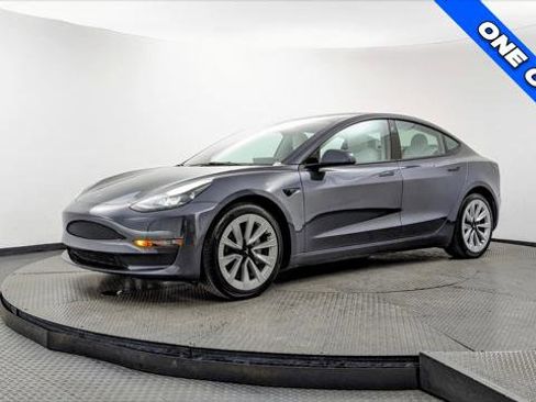 Used 2022 Tesla Model 3 Standard Range image 2