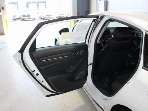 Used 2021 Honda Accord EX image 17