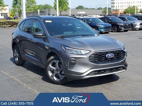 Used 2023 Ford Escape ST-Line w/ Tech Pack #1 AWD/4WD image 2