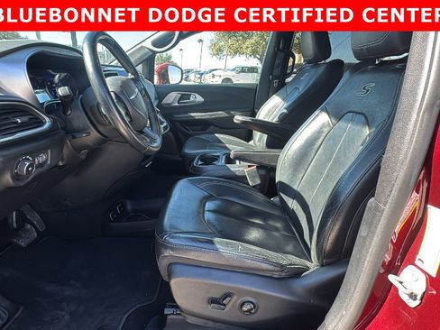 Used 2018 Chrysler Pacifica Touring-L w/ Premium Audio Group image 9