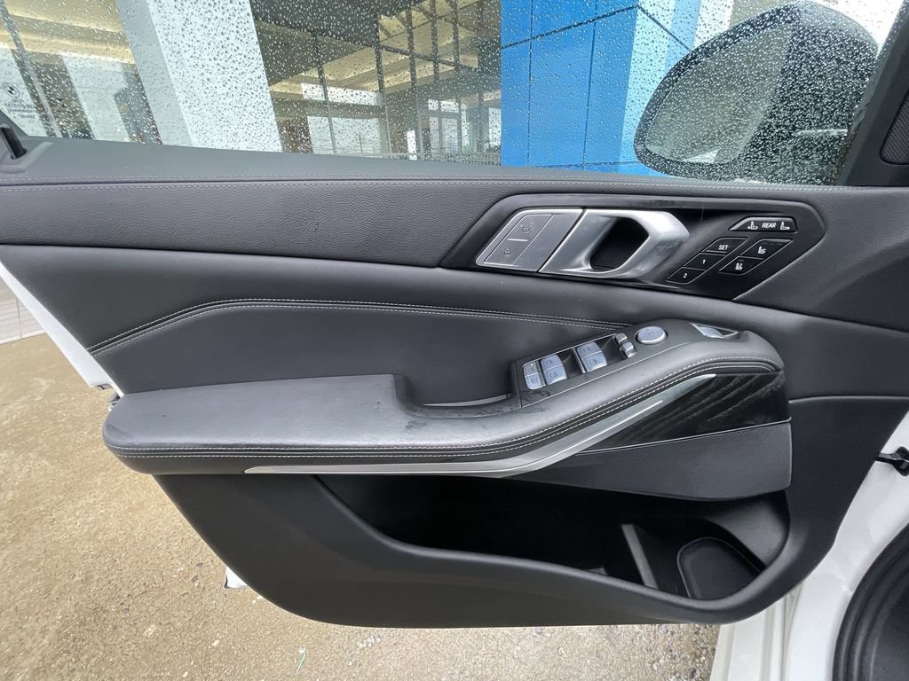 Used 2022 BMW X7 xDrive40i w/ M Sport Package AWD/4WD image 23