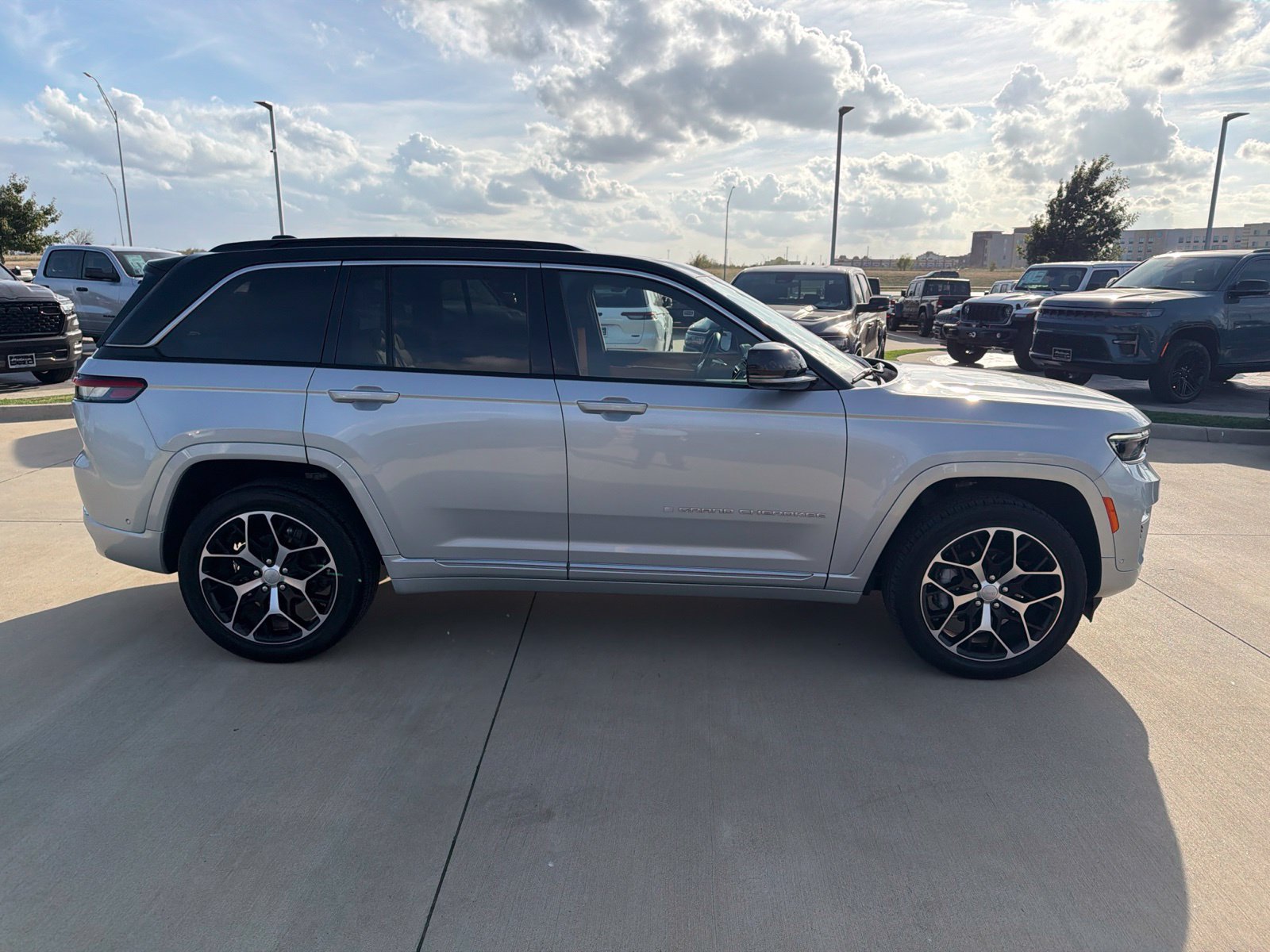 Used 2025 Jeep Grand Cherokee Summit AWD/4WD image 6