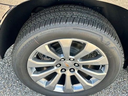 New 2025 Chevrolet Suburban Premier image 21