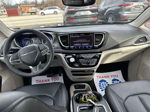 Used 2024 Chrysler Pacifica Touring-L image 17