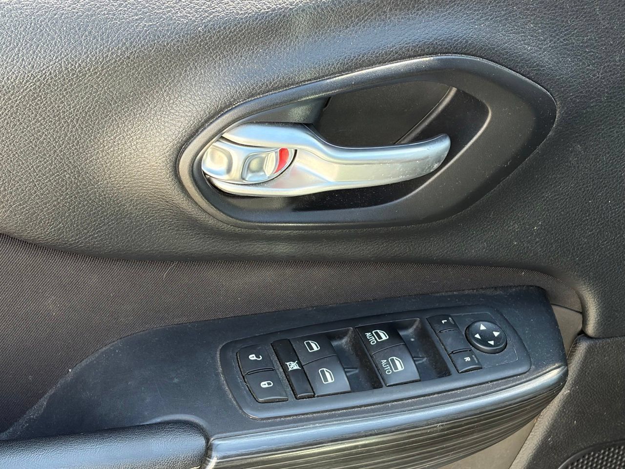 Used 2015 Jeep Cherokee Latitude AWD/4WD image 5