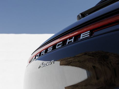 Certified 2025 Porsche Macan AWD/4WD image 12