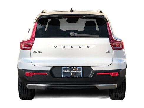 Used 2021 Volvo XC40 T4 R-Design image 9