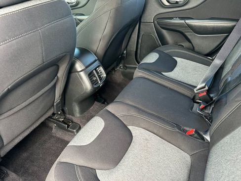 Used 2016 Jeep Cherokee Sport FWD image 12