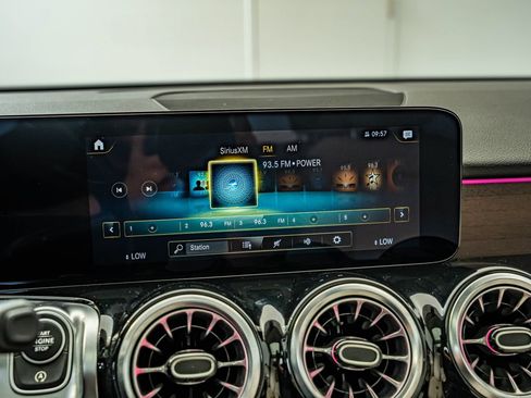Used 2023 Mercedes-Benz GLB 250 4MATIC image 26