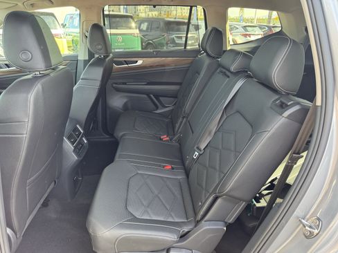 Used 2025 Volkswagen Atlas SE image 34