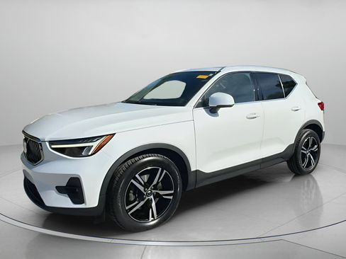 Used 2023 Volvo XC40 B5 Plus image 12