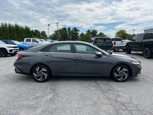 Used 2025 Hyundai Elantra SEL FWD image 2