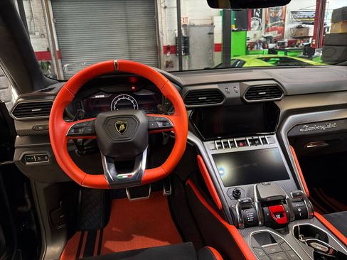 Used 2022 Lamborghini Urus AWD/4WD image 14