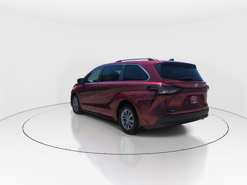 Used 2025 Toyota Sienna LE w/ LE Plus Package FWD image 6