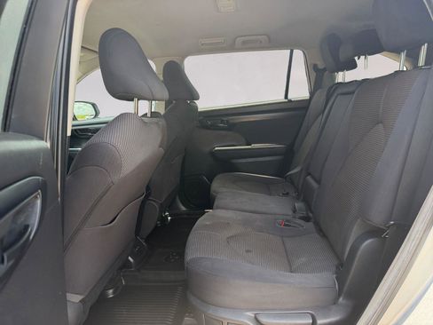 Used 2023 Toyota Highlander LE FWD image 13