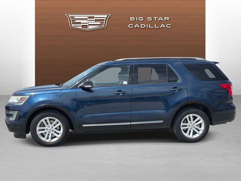 Used 2017 Ford Explorer XLT w/ Equipment Group 202A FWD image 2